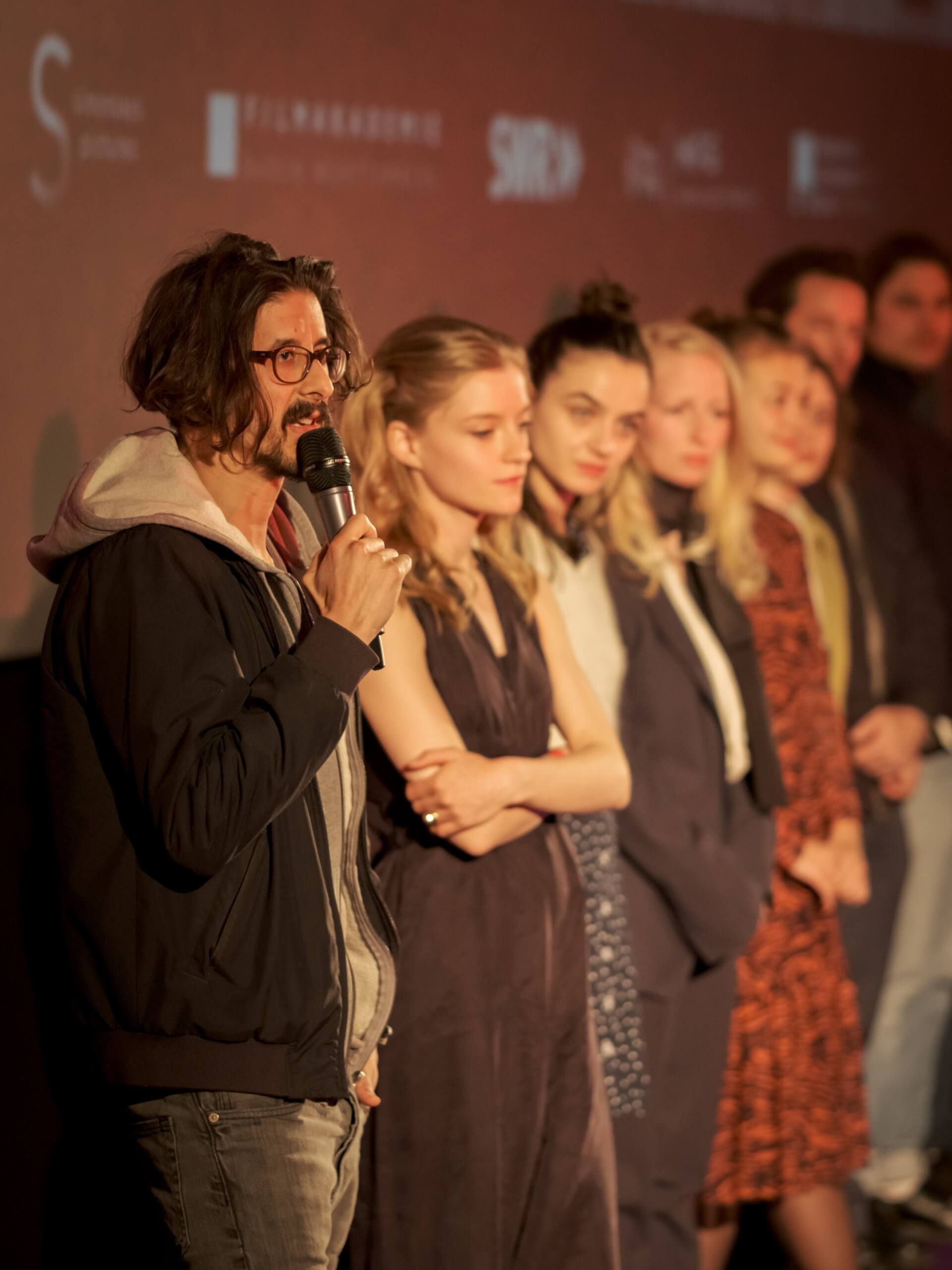 Oliver Kracht mit Darstellenden bei der Premiere in Berlin