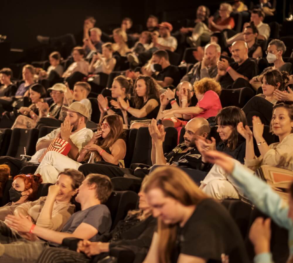 Zuschauer bei der Premiere in der KulturBrauereibei in Berlin