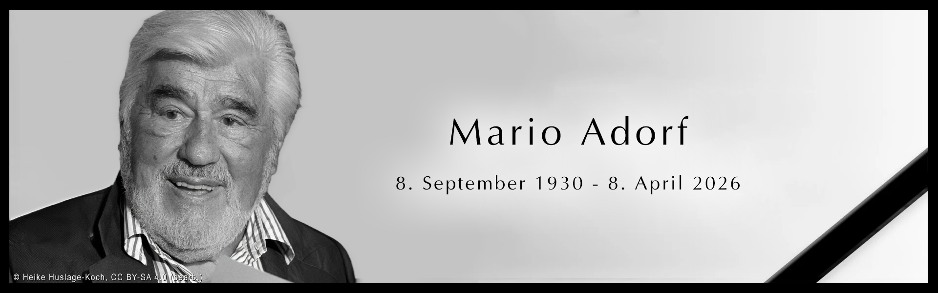 MarioAdorf_TrauerBanner_CC BY-SA 4_Heike_Huslage-Koch CC BY-SA 4.0 / Bild: Heike Huslage-Koch (Bild wurde zugeschnitten / in Schwarzweiß umgewandelt)